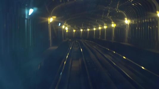 地铁隧道行进运动空镜视频的预览图