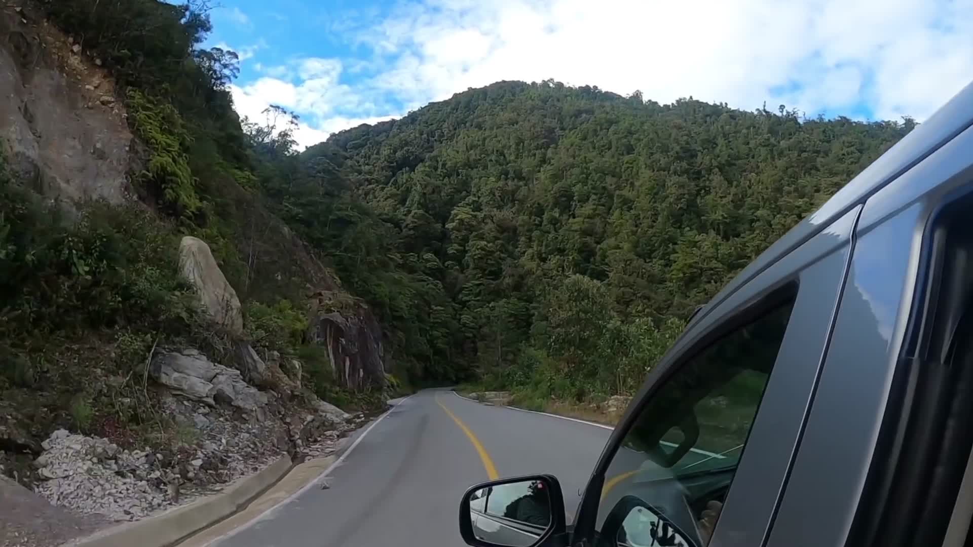卡车山路行驶航拍视频的预览图