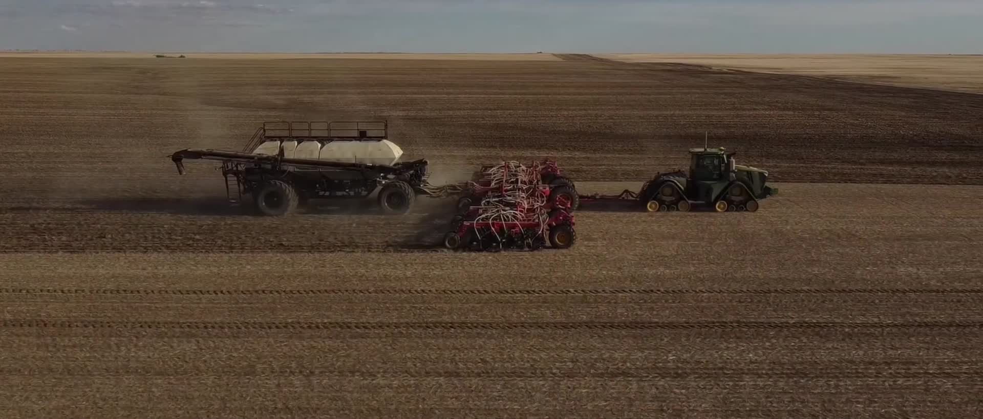 农业现代机械化耕地犁地航拍合集视频的预览图