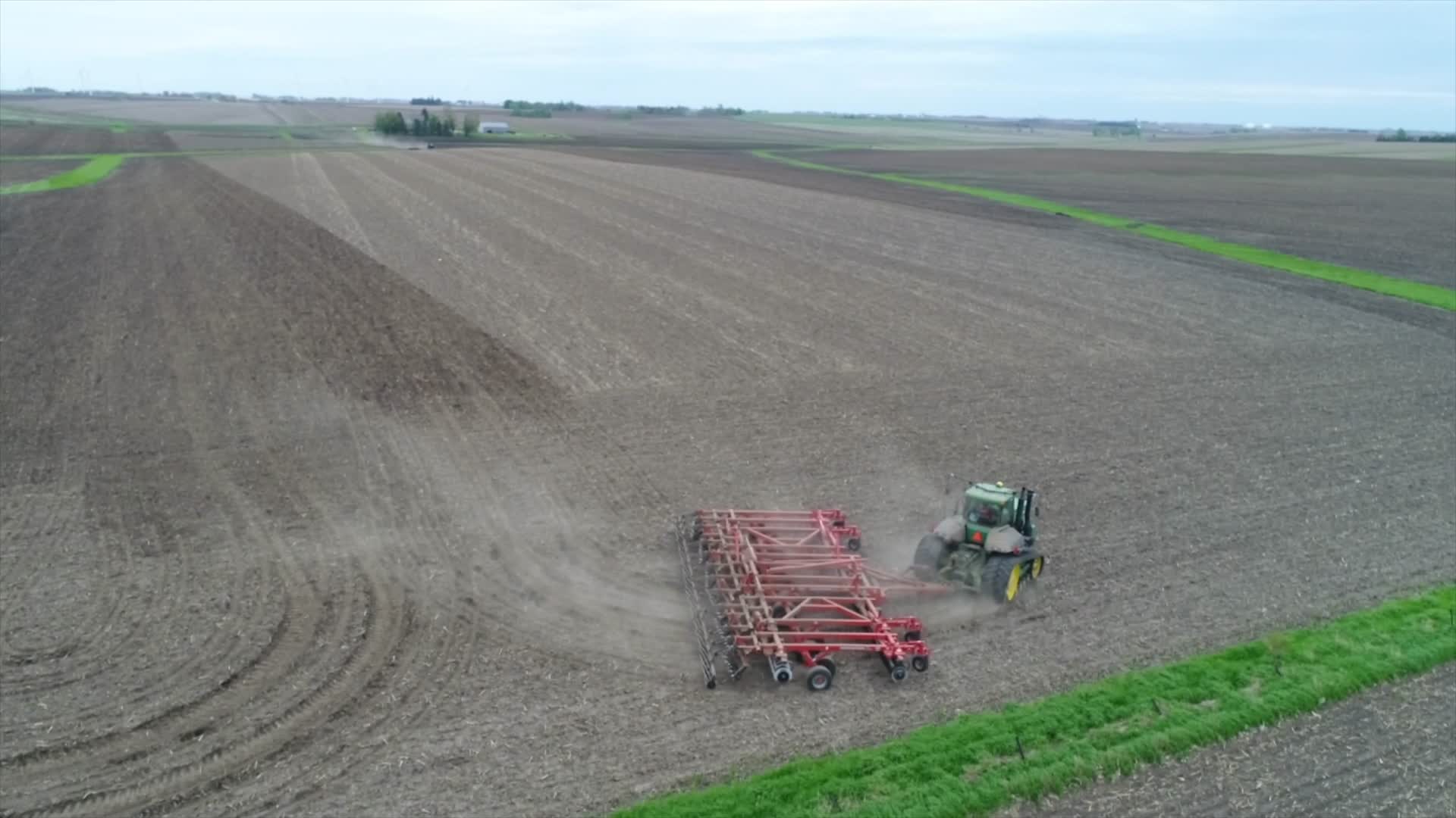 农村现代机械化耕地犁地4分钟航拍视频的预览图