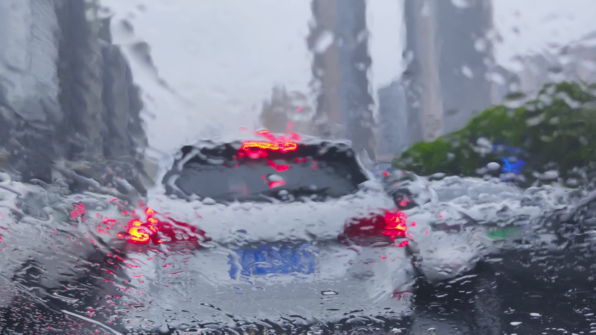 雨打车窗视频的预览图