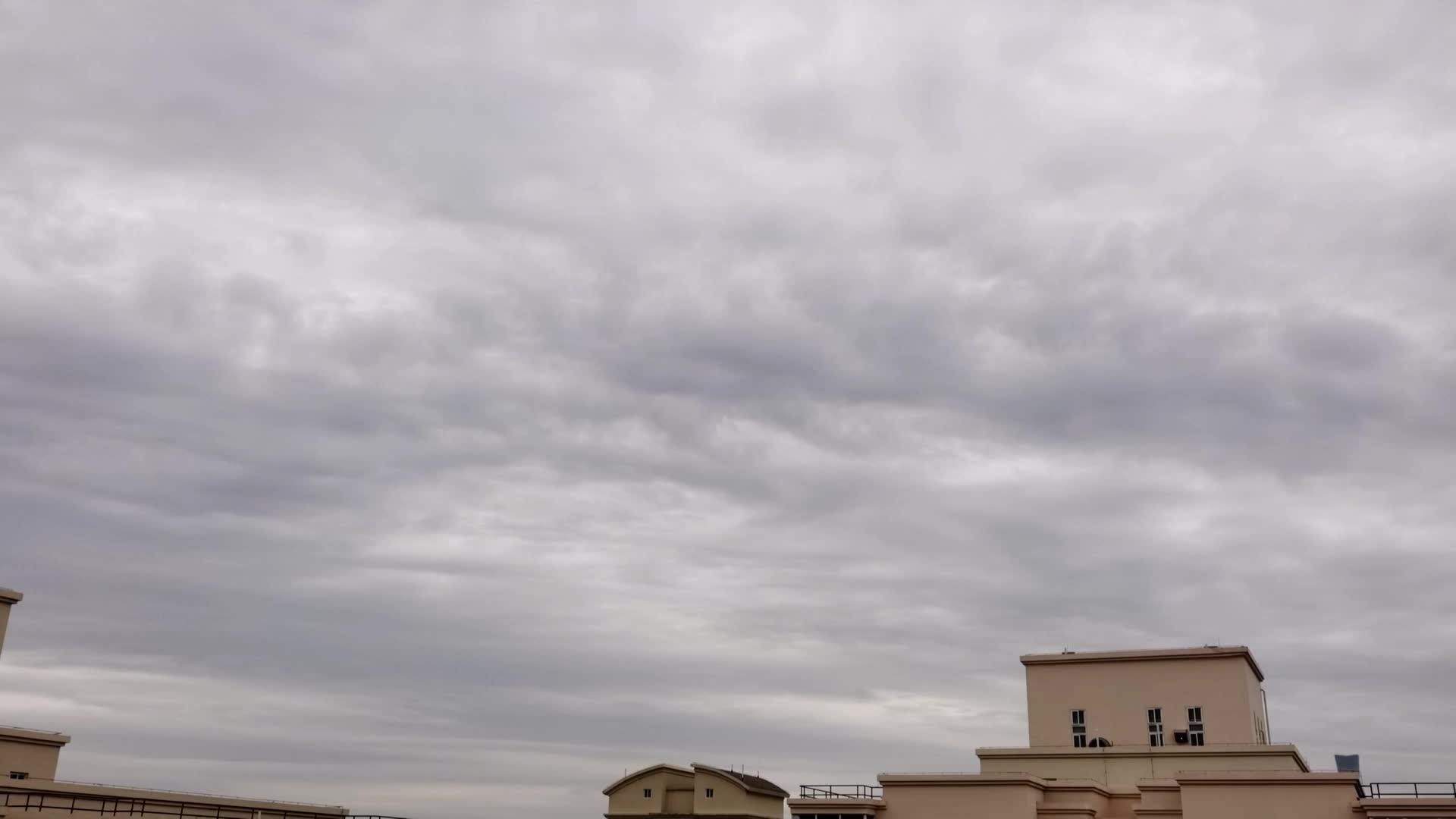 城市天空阴云密布延时摄影空镜视频的预览图