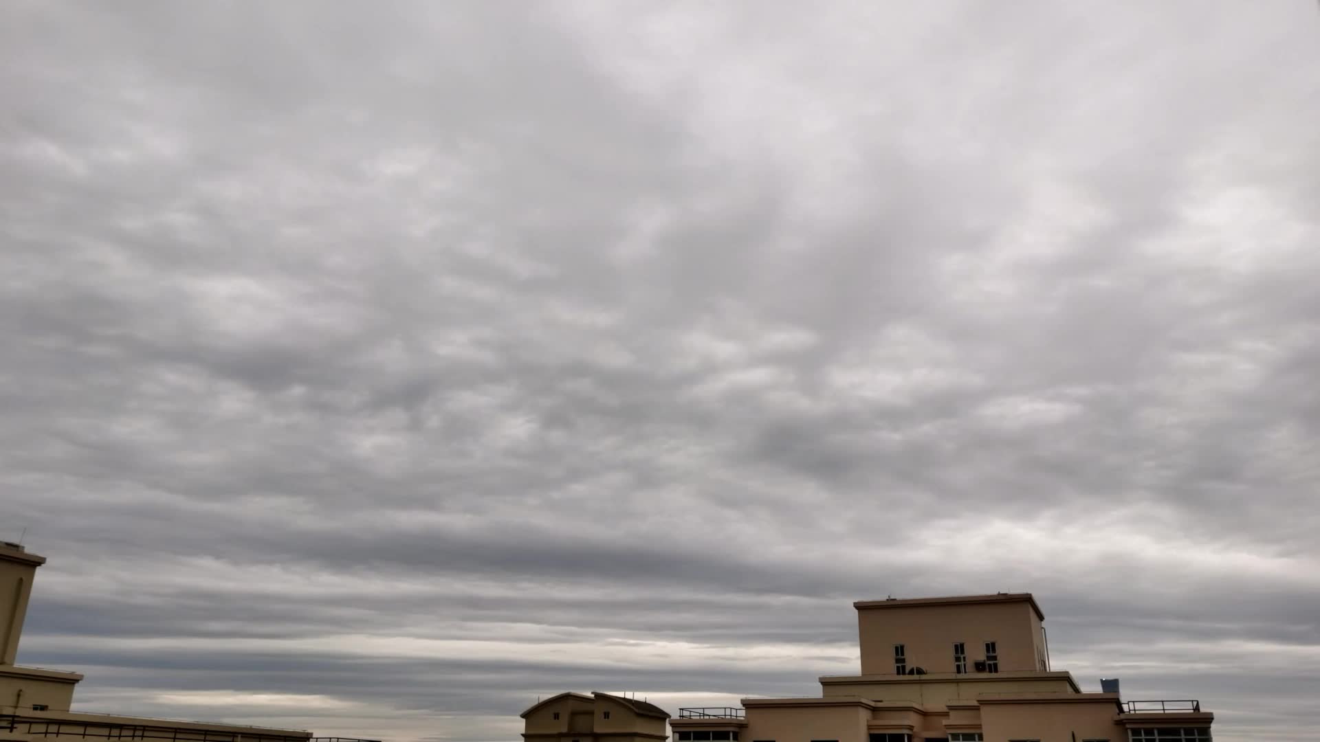 城市阴天天空阴云密布延时摄影空镜视频的预览图