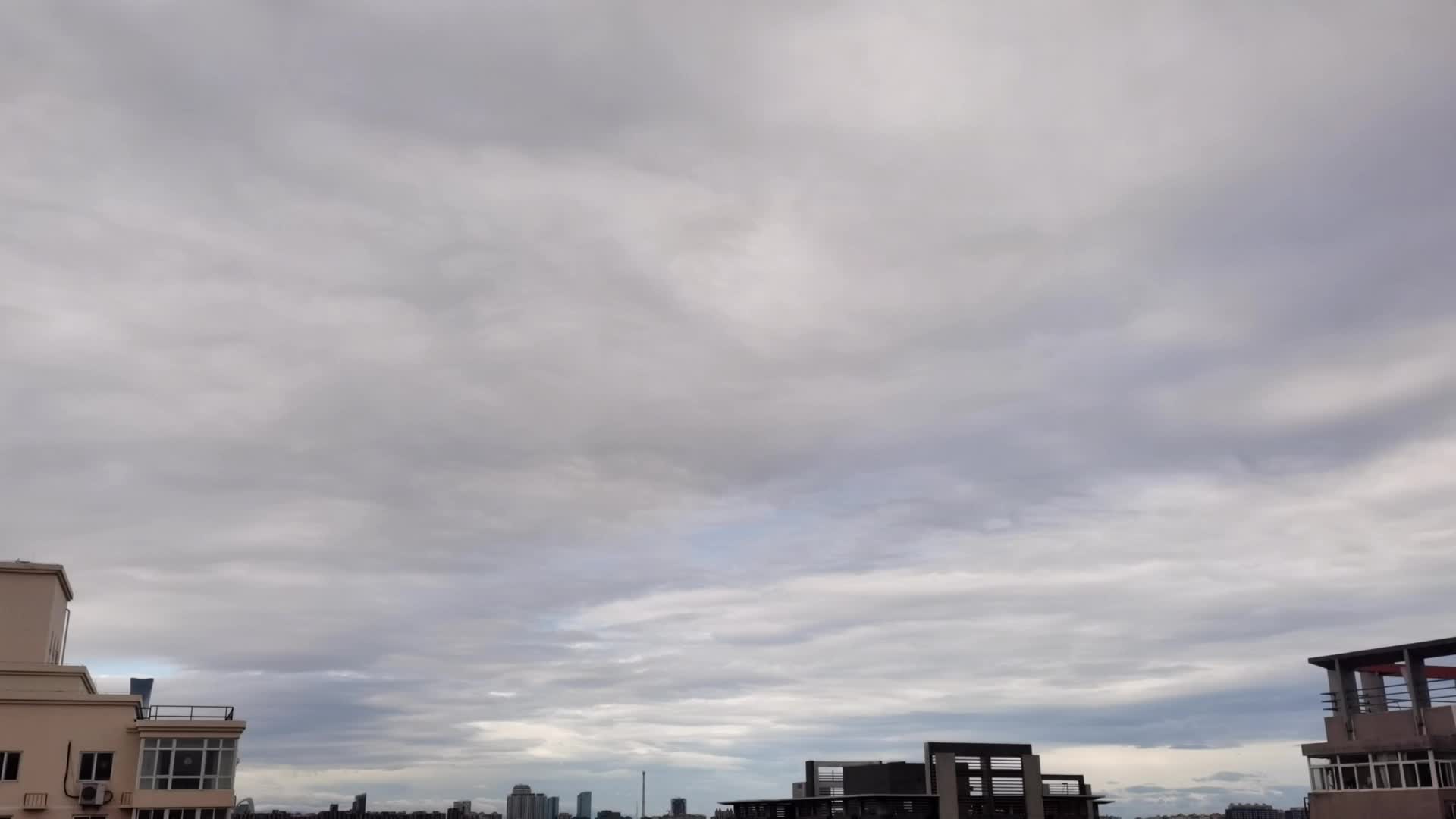 城市白天阴天多云厚云层延时摄影空镜视频的预览图