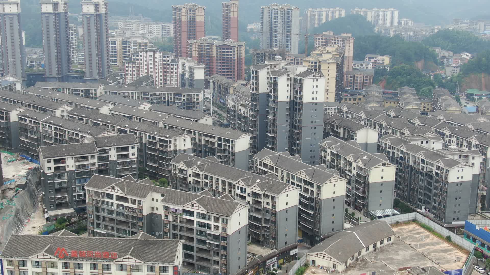 城市航拍密集高楼商业住宅视频的预览图
