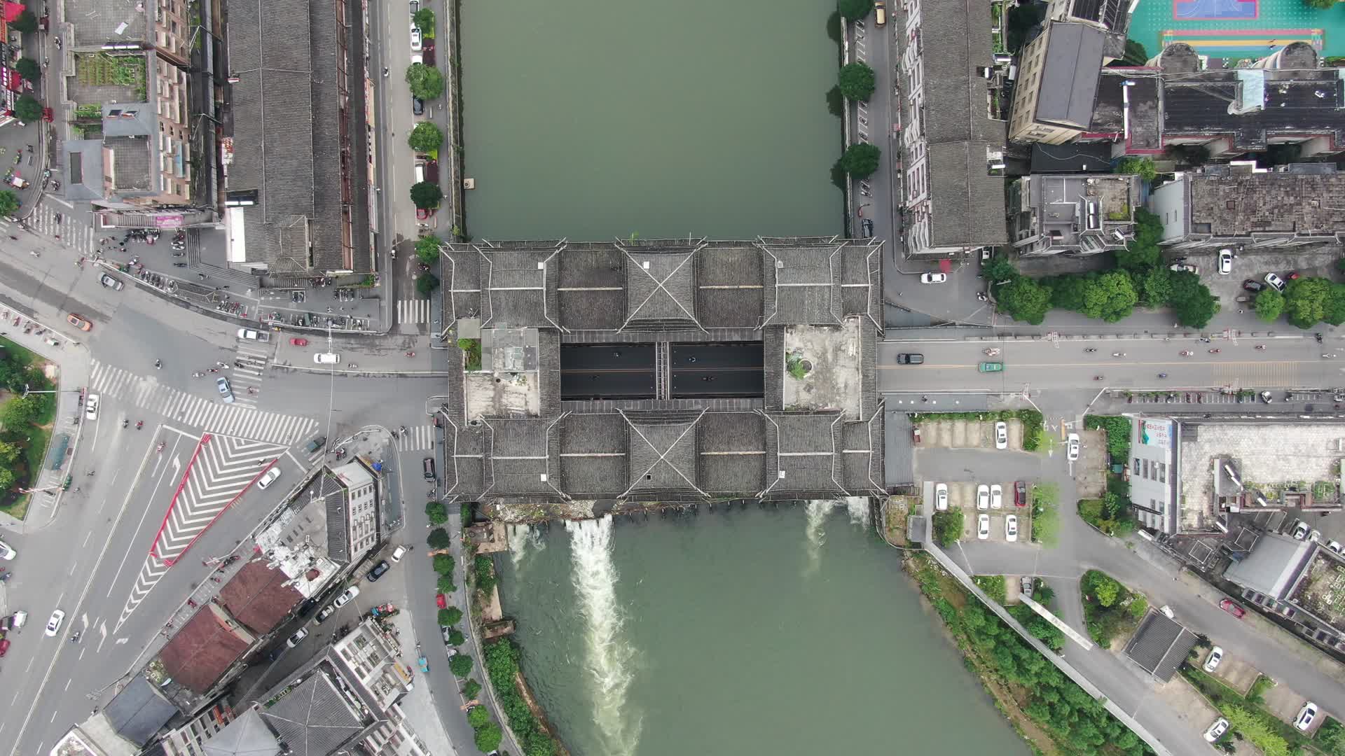 城市航拍湖南通道廊桥地标建筑视频的预览图
