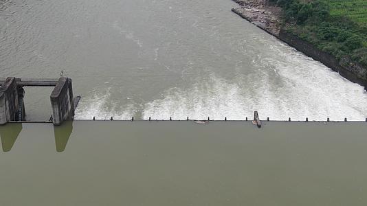 航拍波涛汹涌洪水视频的预览图