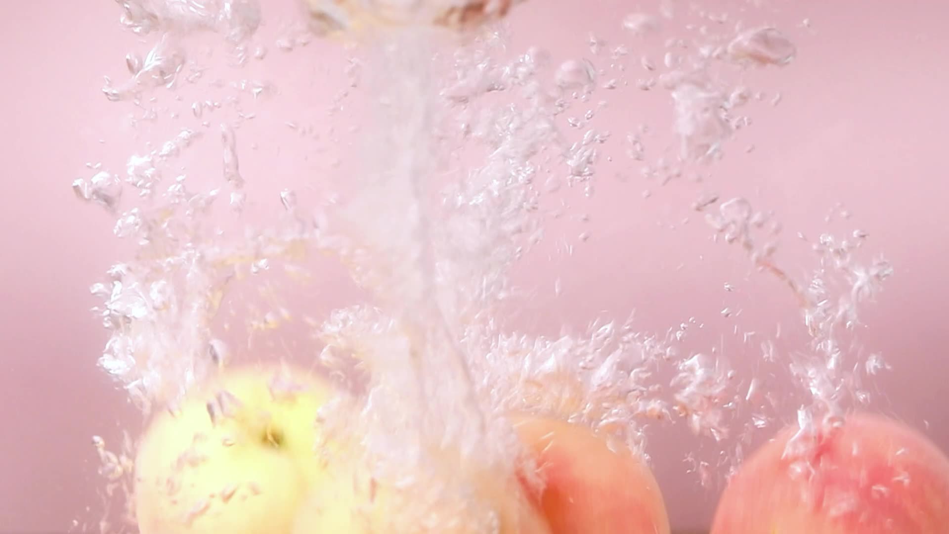 新鲜水蜜桃入水水果高清实拍视频视频的预览图