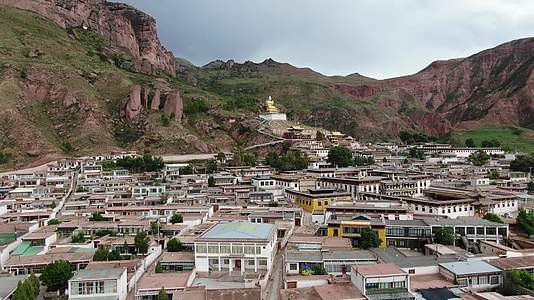 航拍青海果洛黄河拉加寺藏传佛教格鲁派宗喀巴视频的预览图