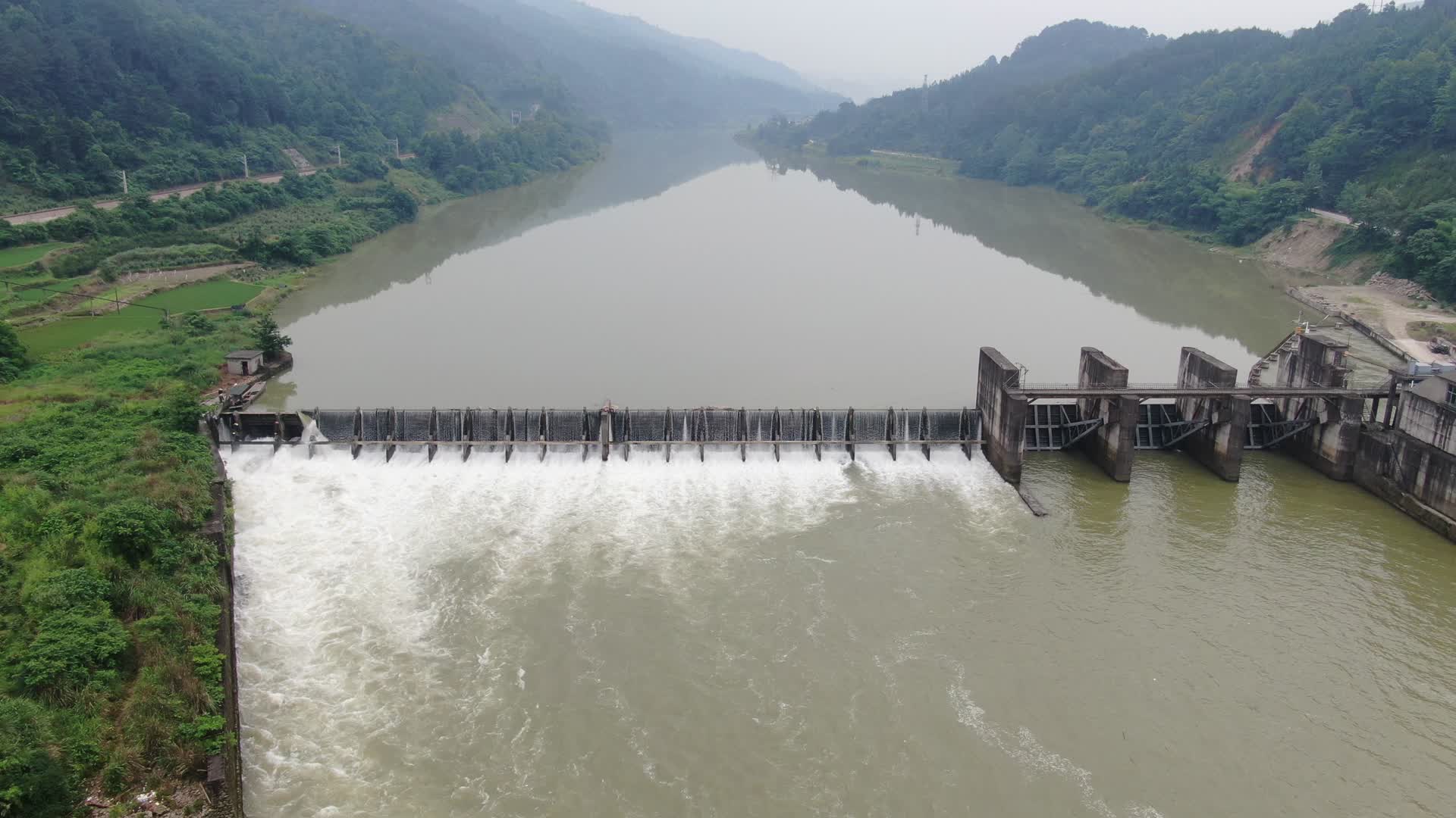 航拍河流水坝泄洪口视频的预览图