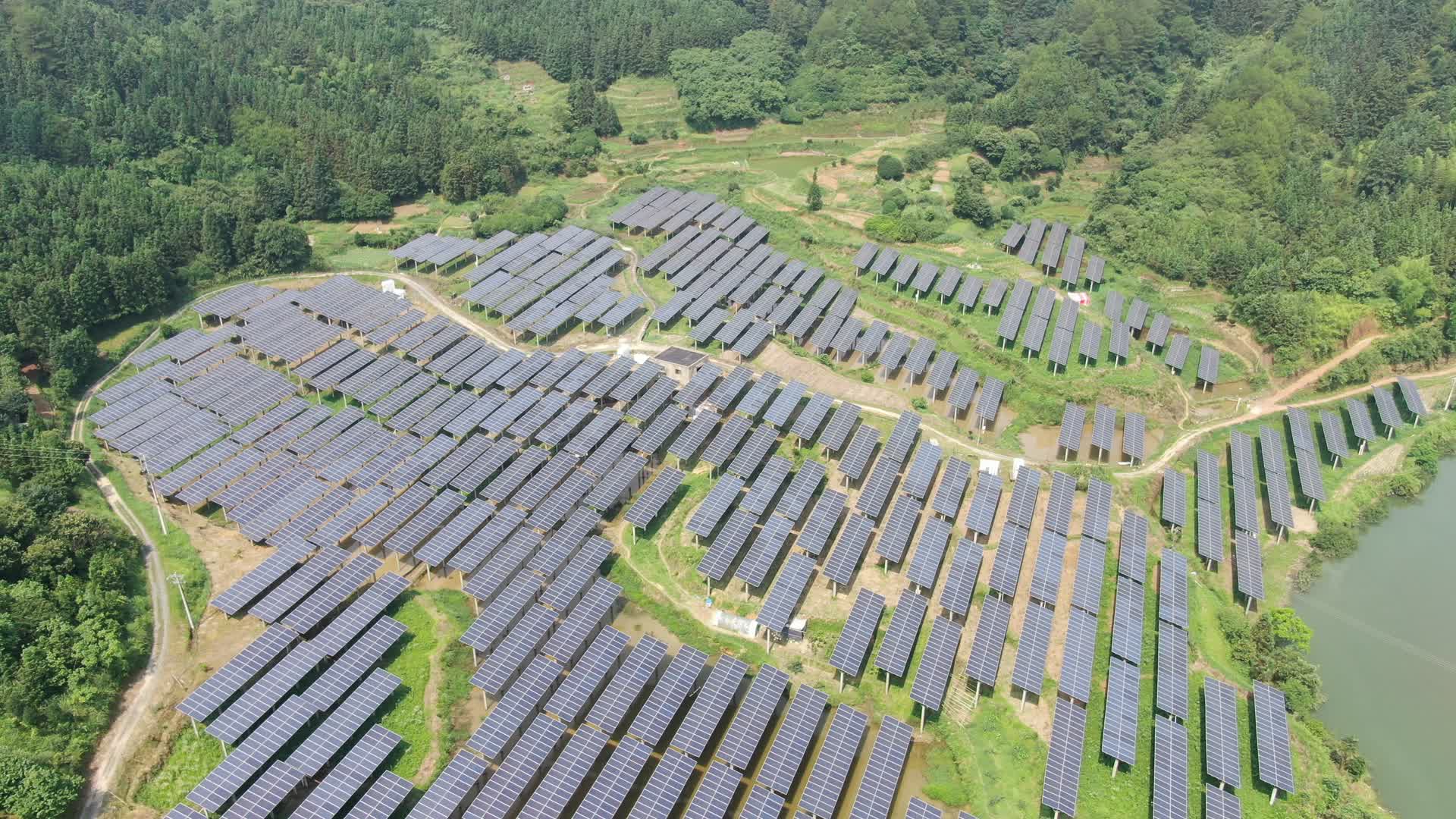 太阳能新能源发电航拍视频的预览图