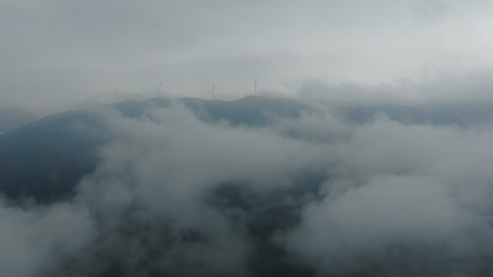 航拍大山云雾缭绕视频的预览图