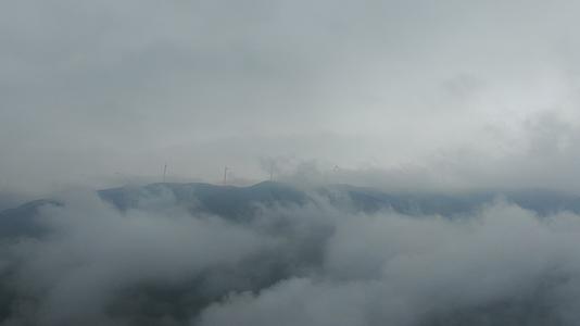 航拍大山云雾缭绕视频的预览图