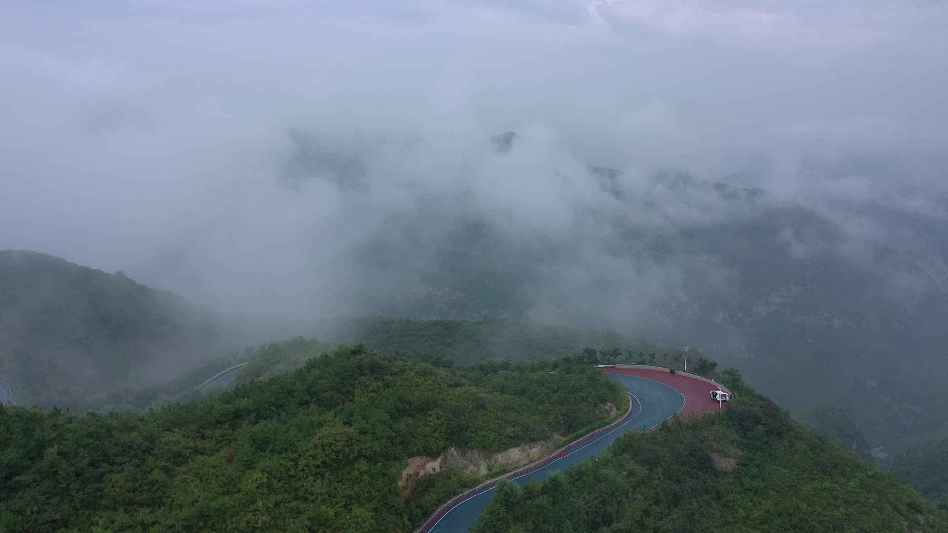 航拍大山云雾山路十八弯视频的预览图