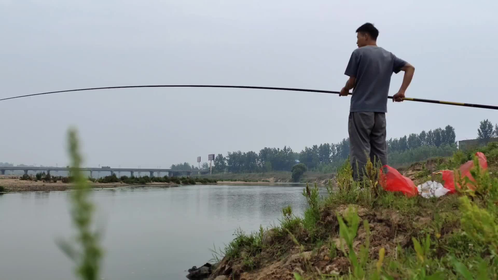阴天河边孤独的钓鱼视频的预览图