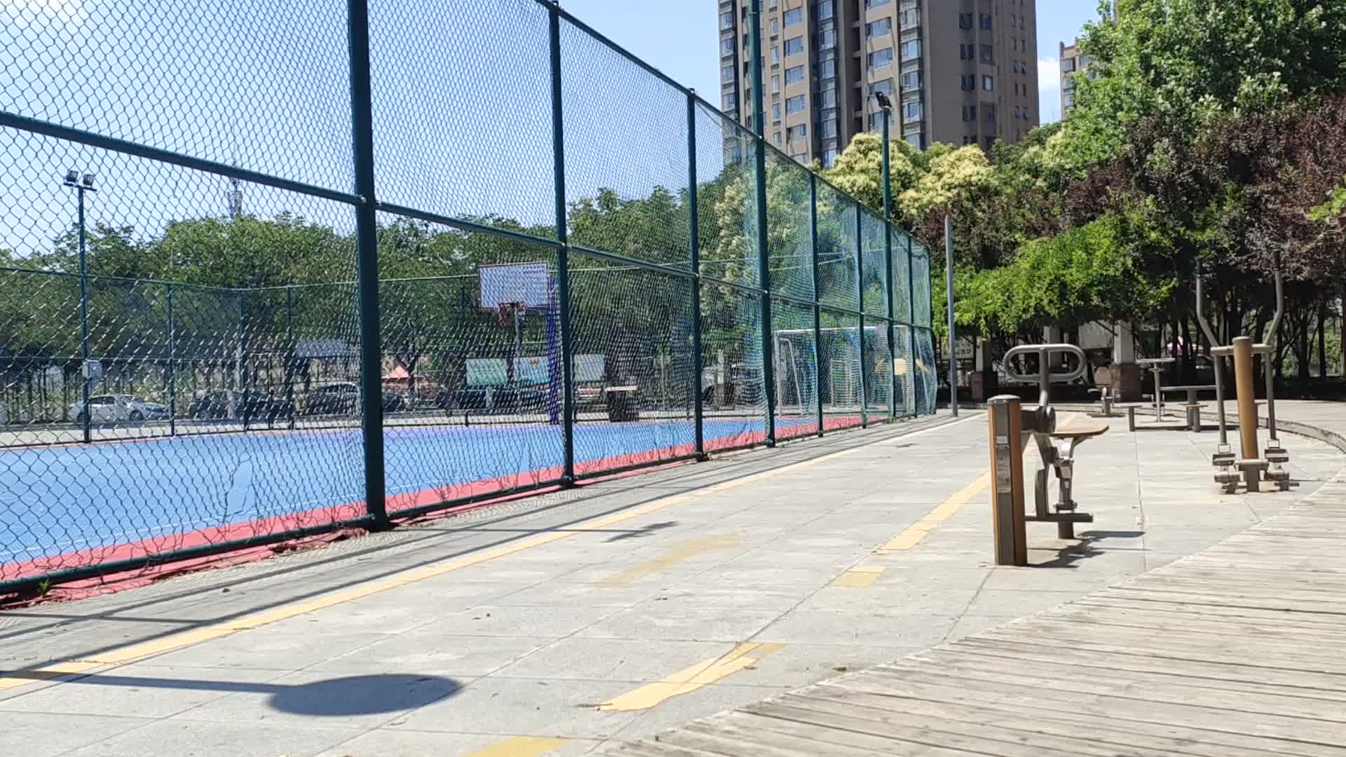 夏日公园篮球场实拍视频的预览图