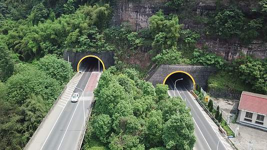高速路隧道口航拍视频视频的预览图