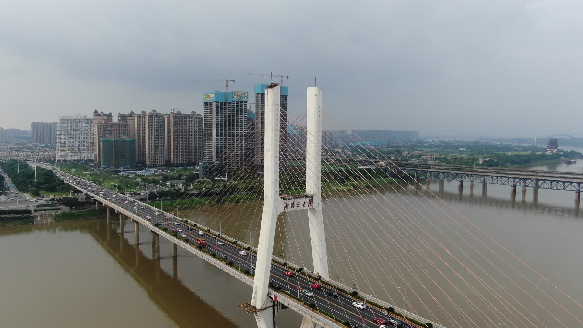 城市航拍湖南湘潭湘江三桥航拍视频的预览图