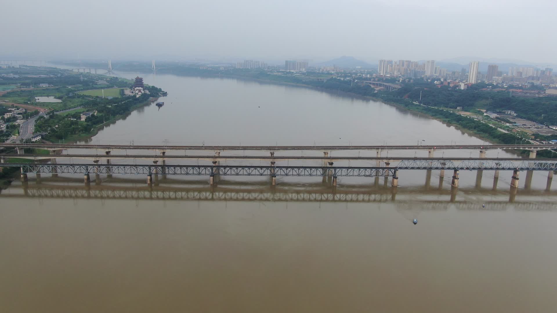 城市航拍长株潭轨道轨道交通跨湘江大桥视频的预览图