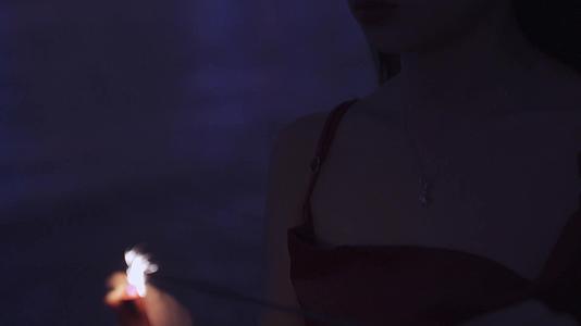 唯美浪漫仙女棒美女夜景夜色烟火棒视频的预览图