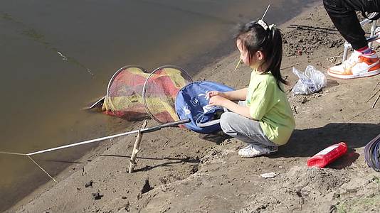 小孩河边钓鱼视频的预览图