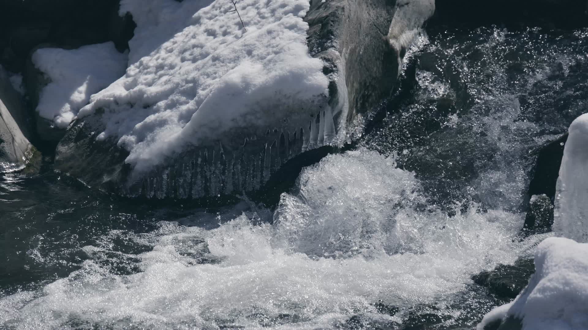 美丽的溪流雪景视频的预览图