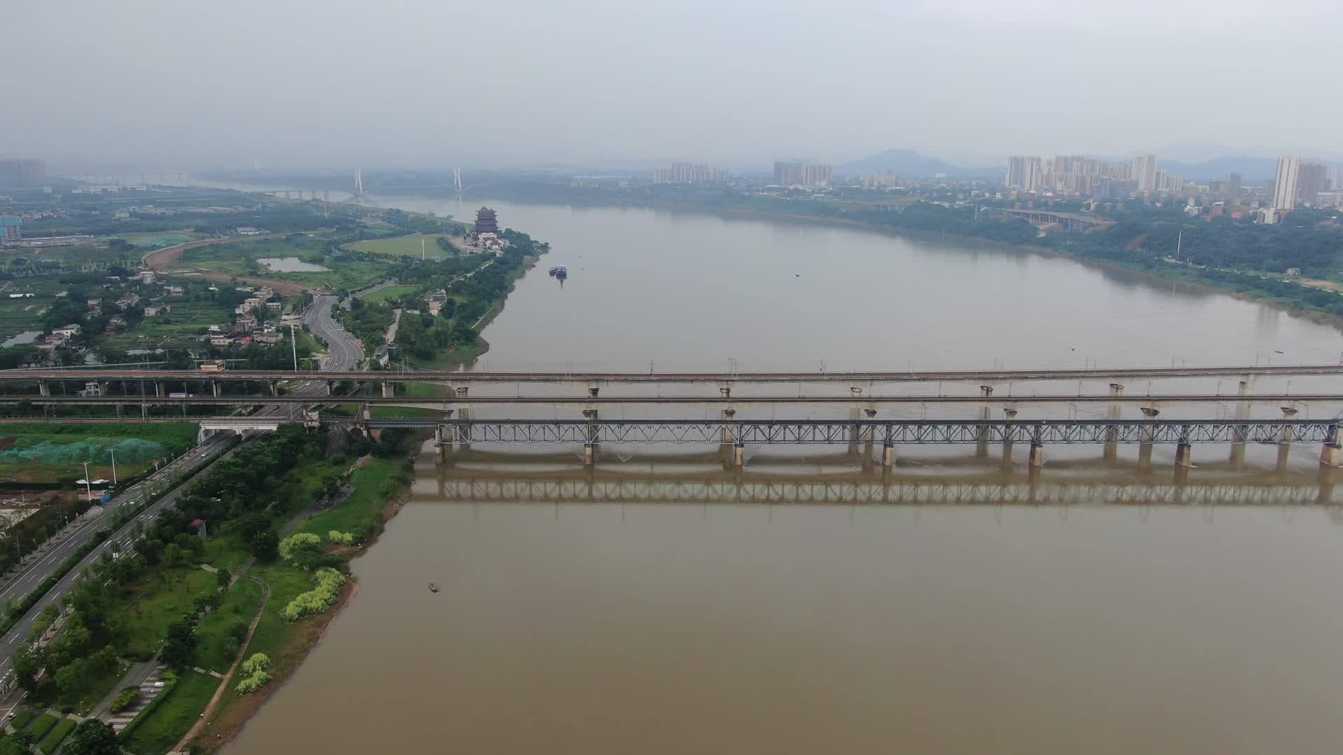 城市航拍长株潭轨道轨道交通跨湘江大桥视频的预览图