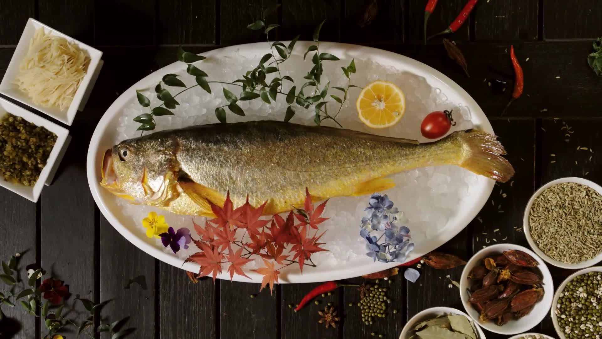 新鲜高端食材刺身拼盘鱼虾海鲜烤肉火锅视频的预览图