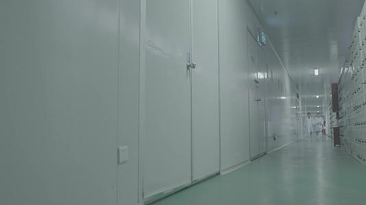 生物医药研发生物制药厂实拍灰度视频的预览图