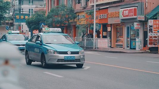 4k实拍升格城市交通出租车视频的预览图