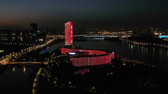 4K航拍西安浐灞欧亚大厦夜景视频的预览图