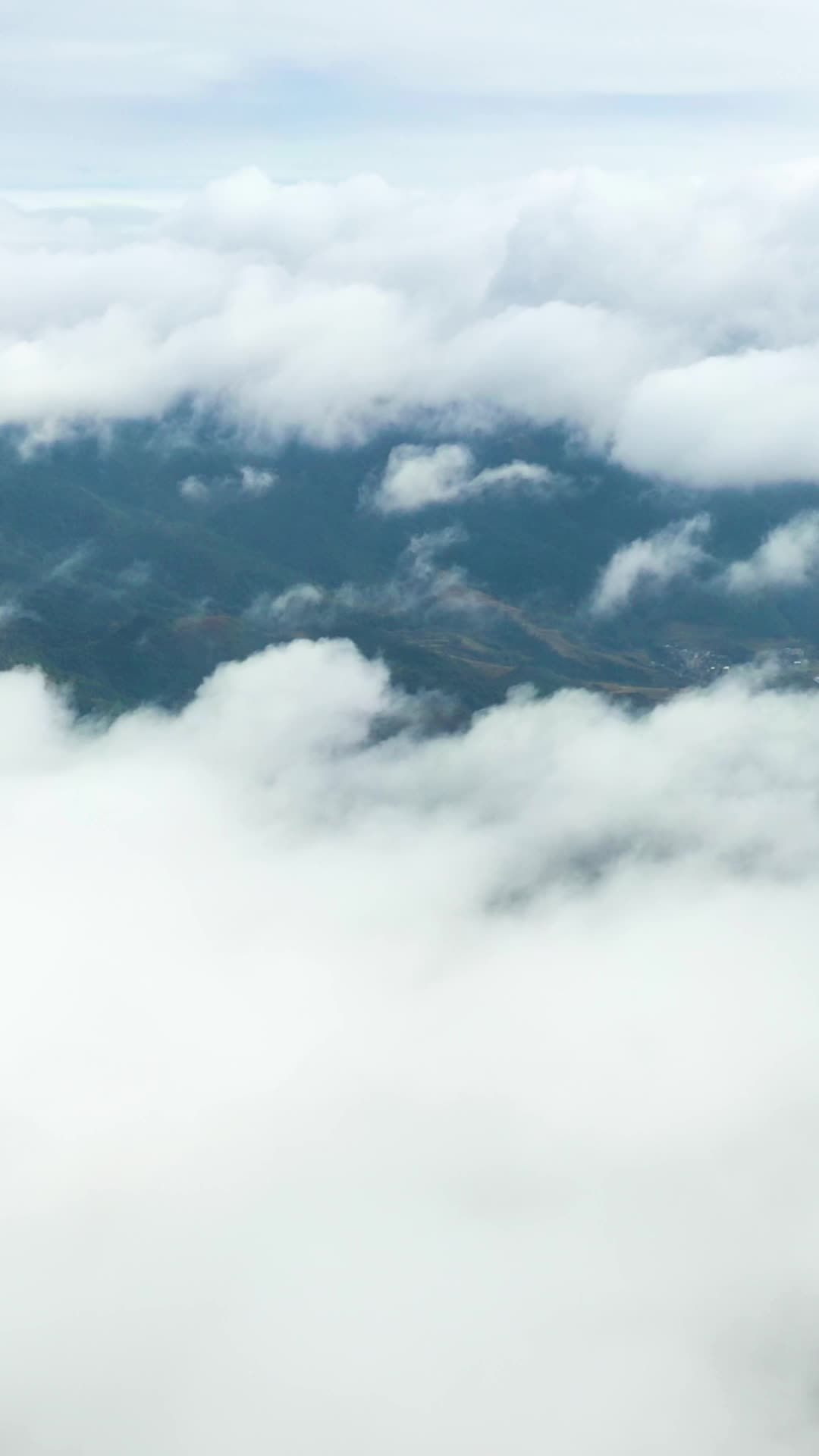 竖屏航拍玉林大容山大山顶风力发电视频的预览图