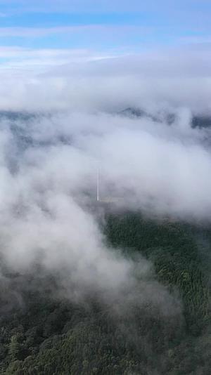 竖屏航拍玉林大容山大山顶风力发电视频的预览图