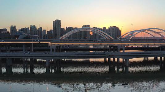 4K航拍西安浐灞广运大桥日落余晖视频的预览图