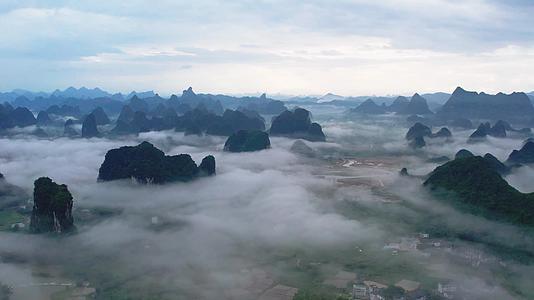 4K航拍云雾中的桂林山水甲天下视频的预览图