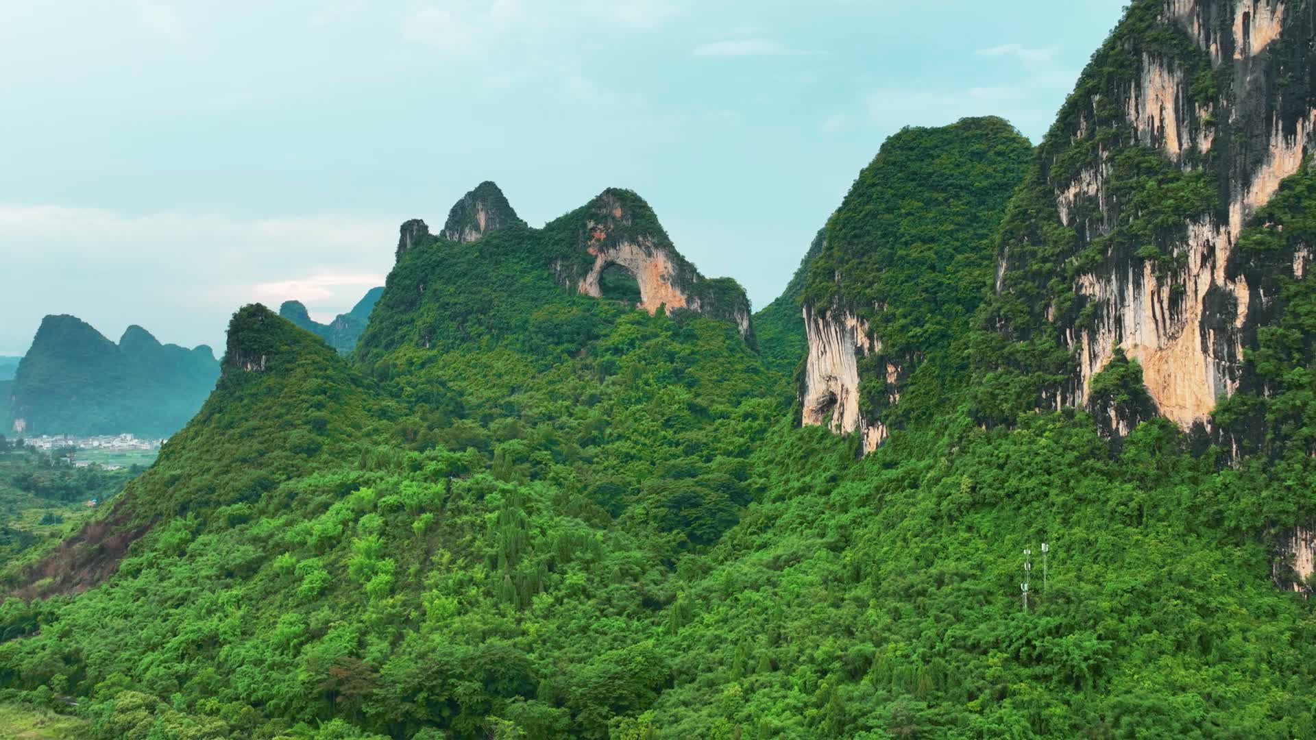 4K航拍桂林山水群山风光视频的预览图