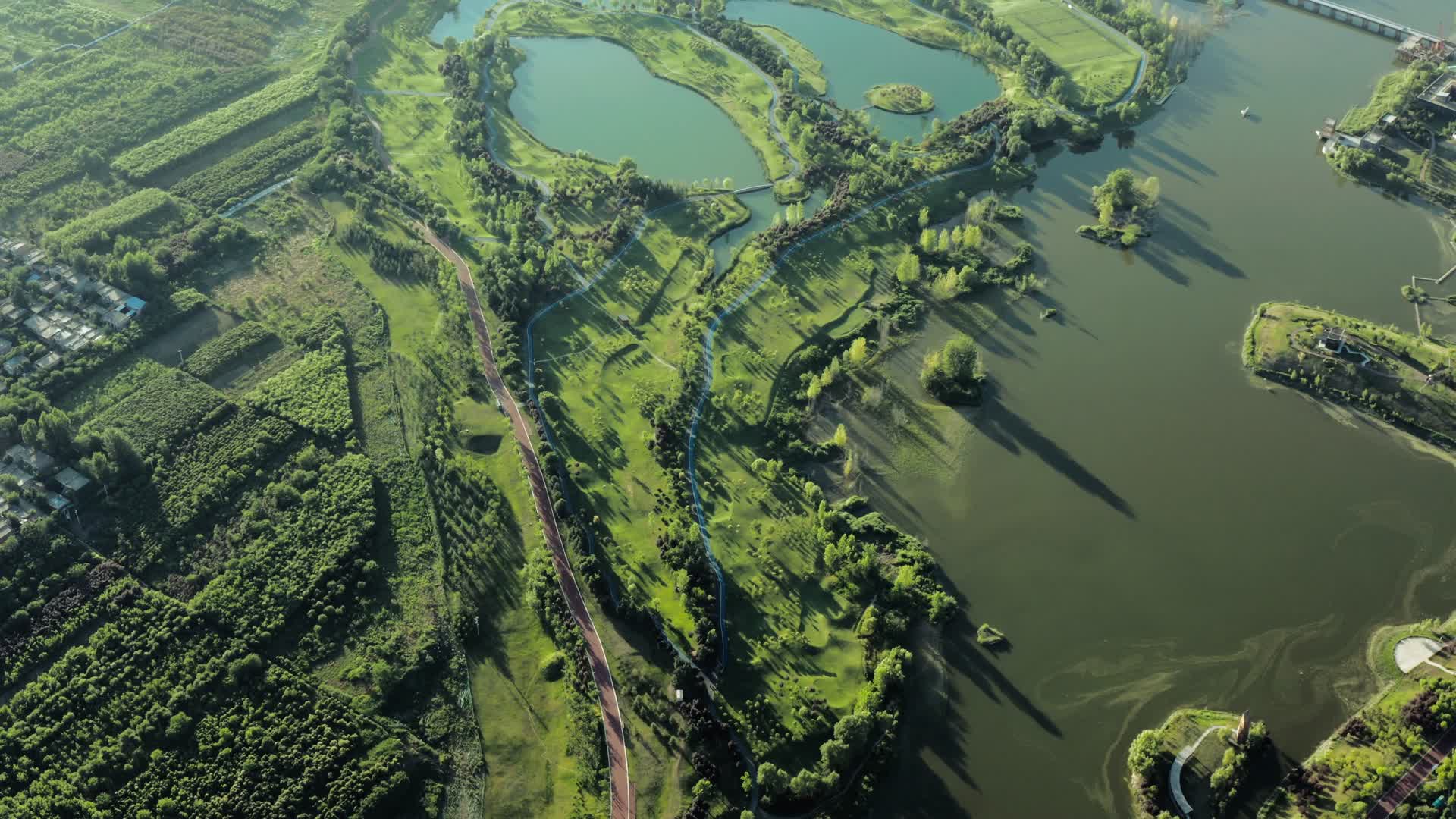 4K航拍绝美西安沣河梁家滩运动公园视频的预览图