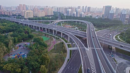 5k潍坊通亭街交叉口高架桥马路汽车通行交通视频的预览图