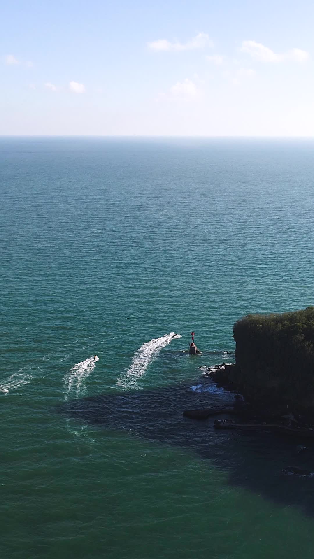 竖屏航拍北海涠洲岛海岸线视频的预览图