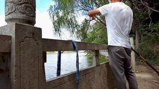 河边悠闲的钓鱼人视频的预览图