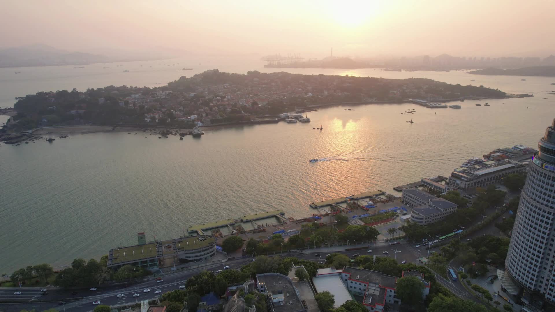 厦门航拍鼓浪屿建筑风光视频的预览图