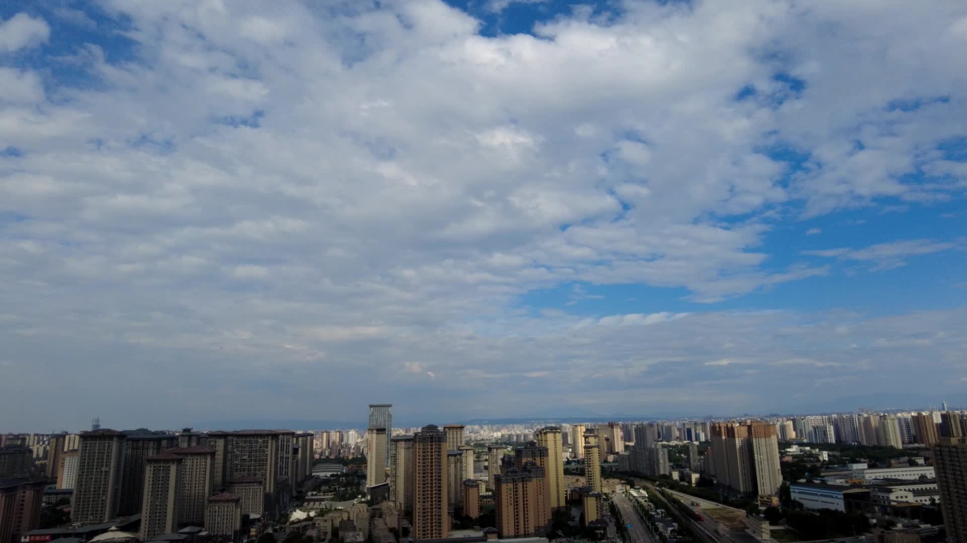 延时拍摄云彩流动城市风光视频的预览图