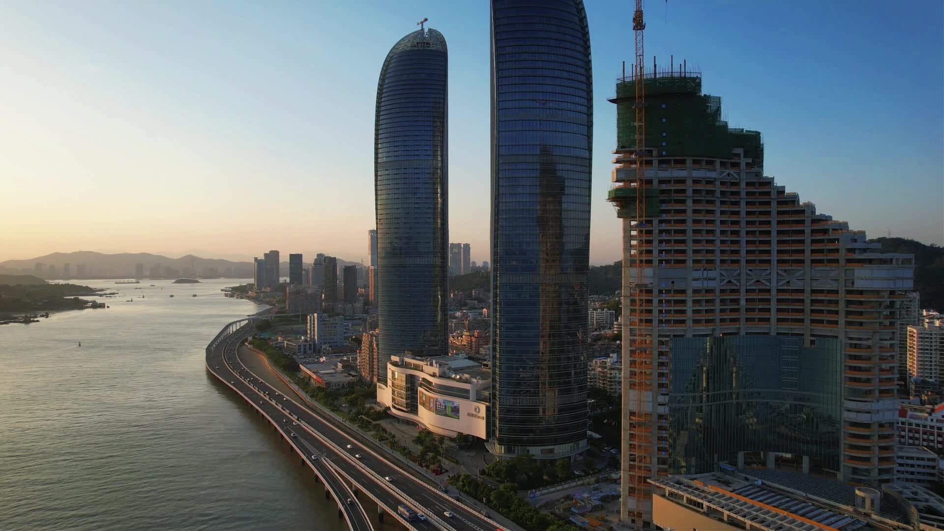 厦门航拍世贸双子塔建筑风光视频的预览图