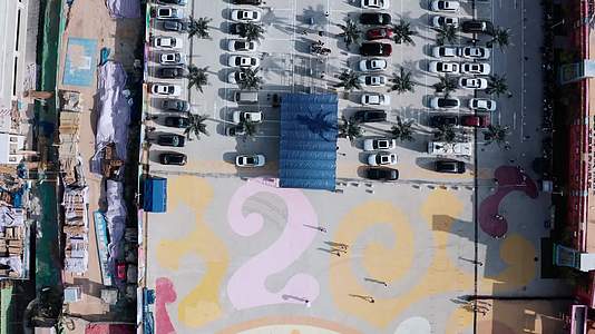 4K航拍华侨城西安欢乐谷停车场视频的预览图