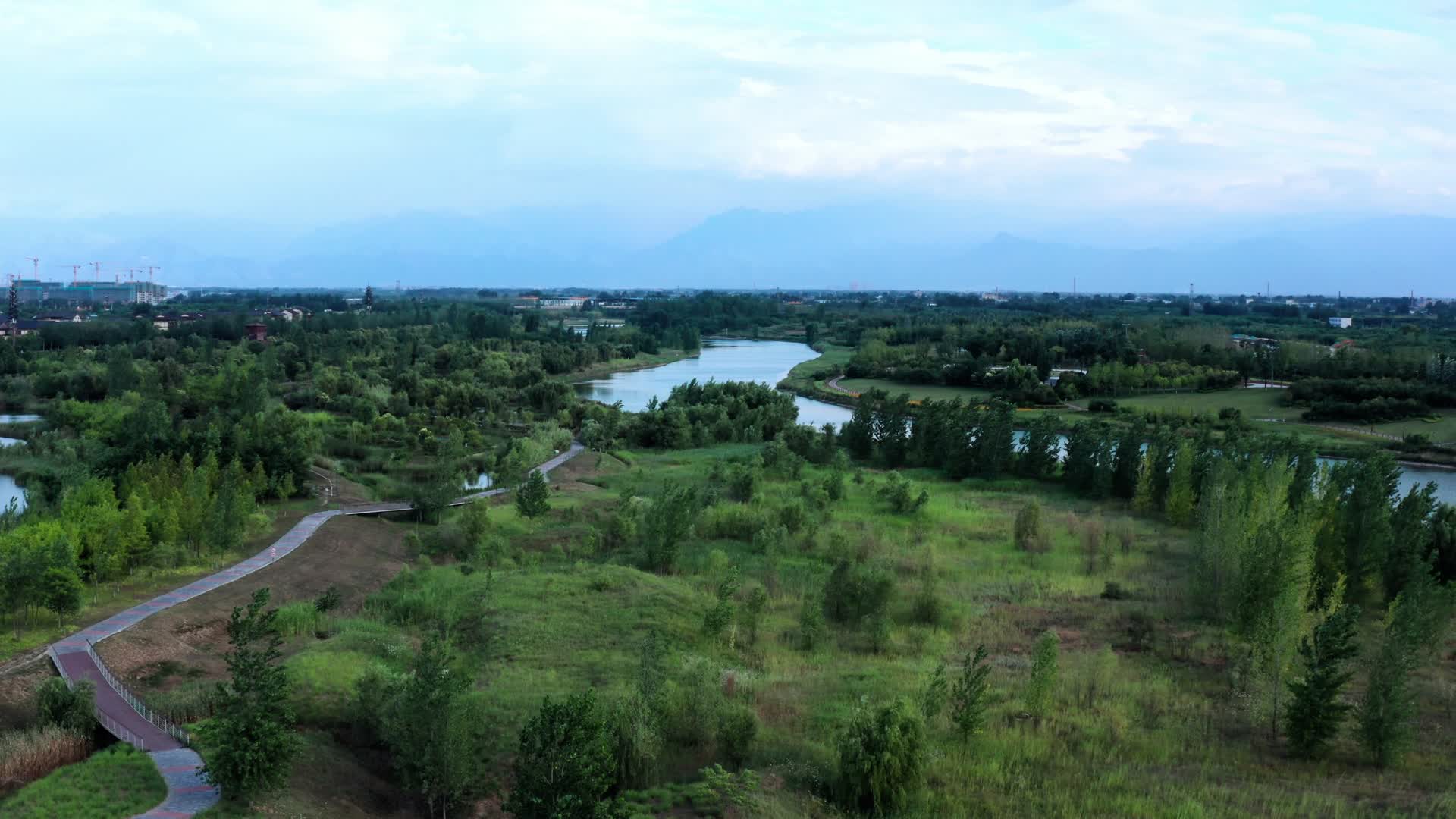 4K航拍西安沣河湿地公园河景绿地视频的预览图