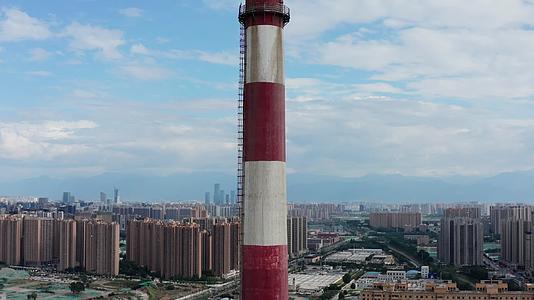 4K航拍晴空下的电热厂烟囱塔楼视频的预览图