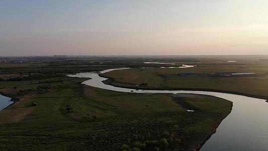 航拍夕阳下的草原河流视频的预览图