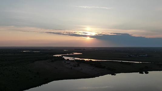 航拍夕阳下弯曲河流视频的预览图