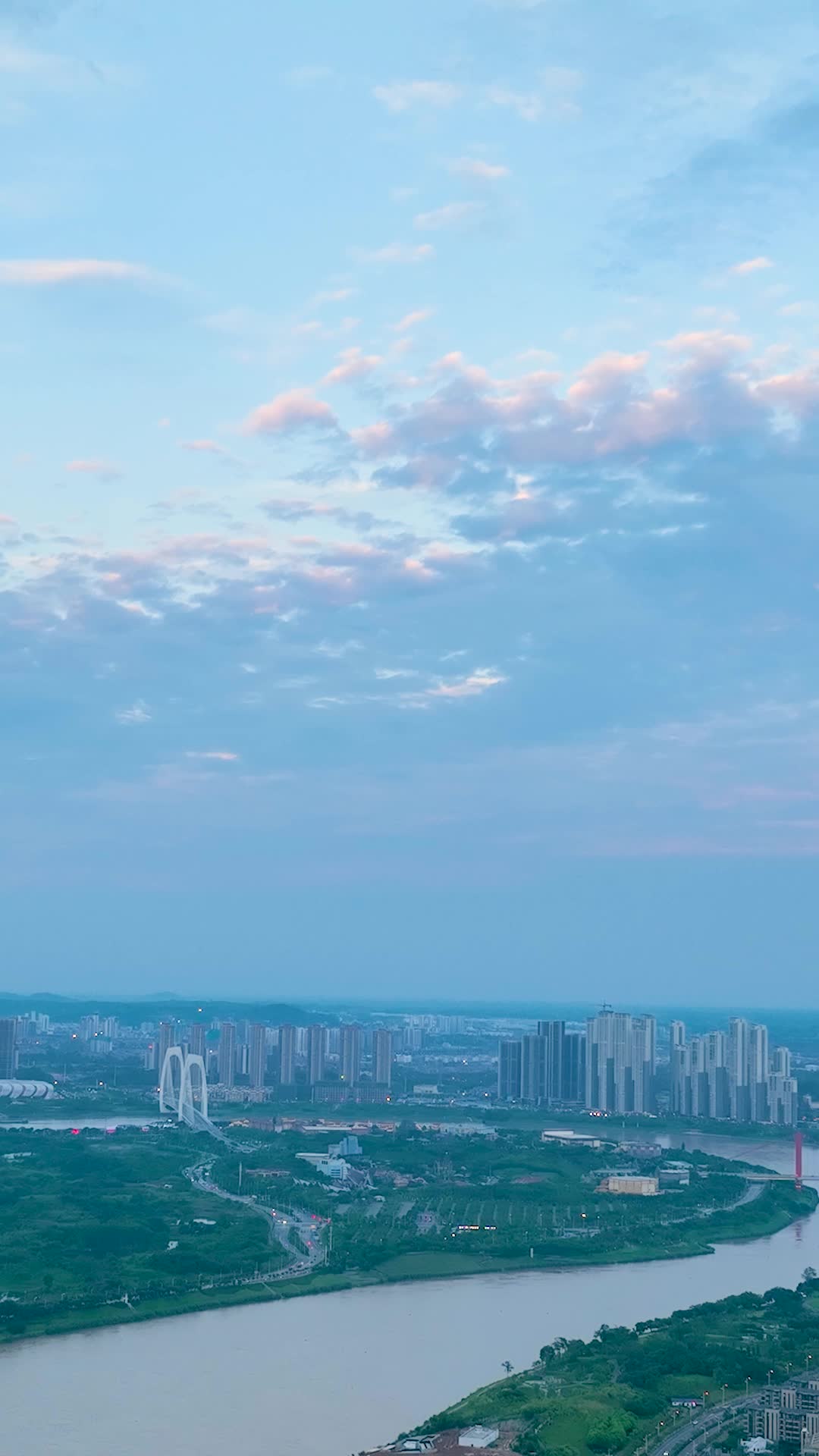 竖屏航拍南宁城市风光视频的预览图