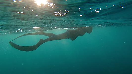 夏季运动大海水下自由潜水视频的预览图